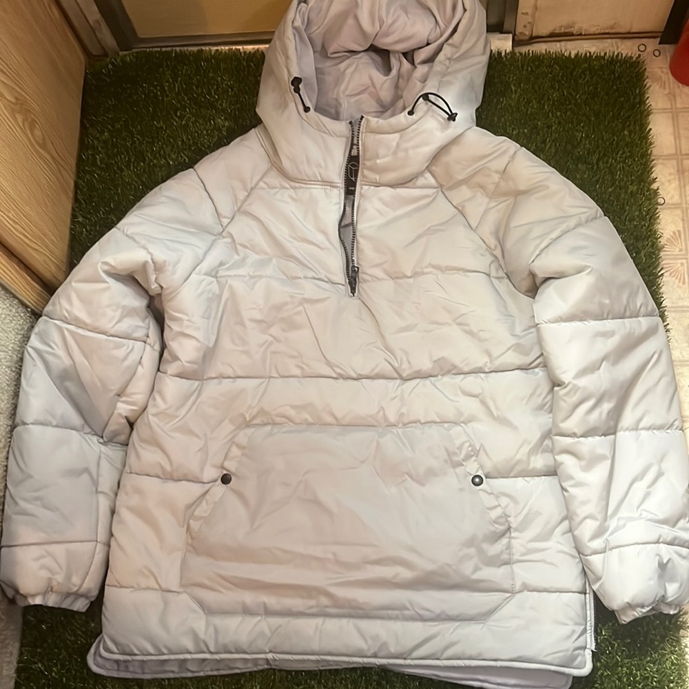 Gently used gray puffer jacket medium put fits like a large